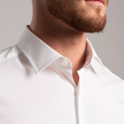 Uomo con camicia bianca collo aperto